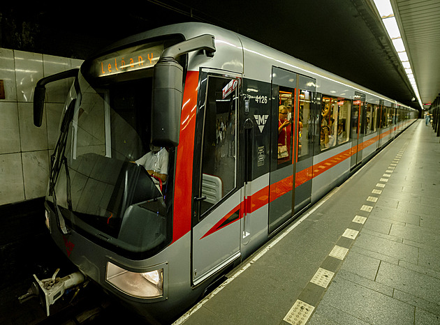 Rusko vyhraje a všichni zemřou, řval muž v metru a ohrožoval cestujícího nožem