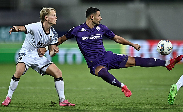 Finalista Konferenční ligy Fiorentina hrála doma s Puskás Akadémií jen 3:3