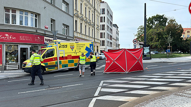 Nákladní auto srazilo v Libni ženu, na místě zemřela. Řidič od nehody ujel