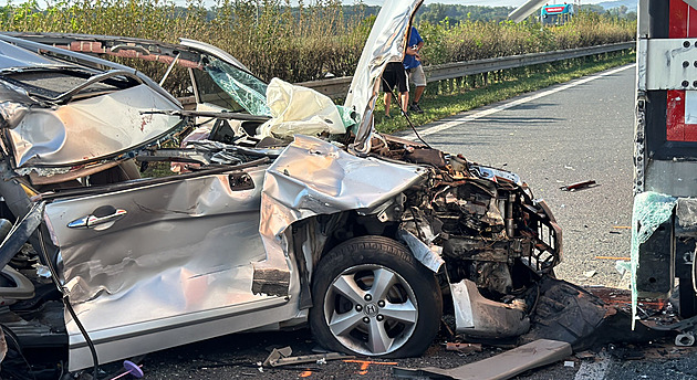 D8 na Německo uzavřely tři nehody, několik zraněných. Policie odklání dopravu