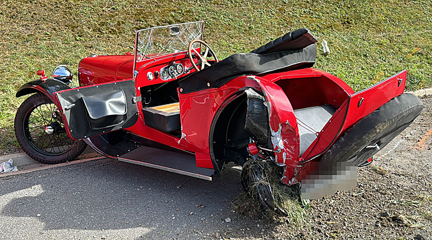 Na D4 boural veterán, druhé auto skončilo na střeše. Jedna žena zemřela