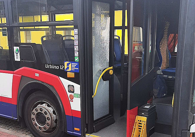 Muž nechtěl dát v autobusu psovi náhubek, po vykázání rozbil sklo ve dveřích