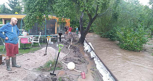 Sotva uklidil po minulé, přišla další povodeň. Dům ochránil hrází z plechů