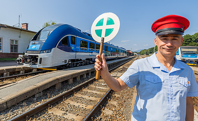 Motorový vlak RegioFox na nádraí v Trutnov