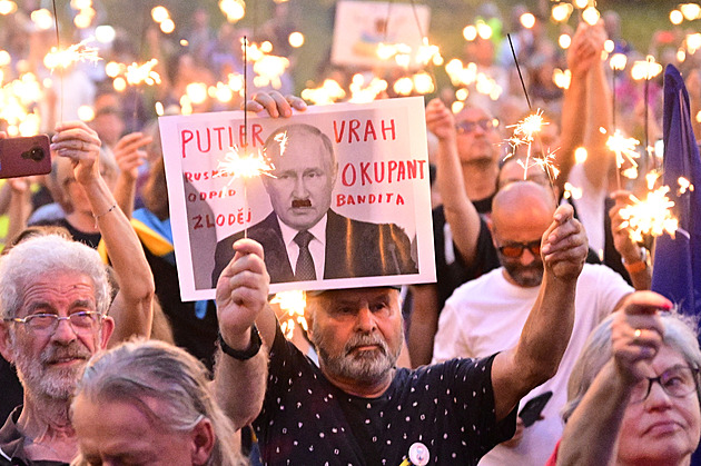 „Putler je vrah.“ Před ruskou ambasádou si lidé připomněli rok 1968