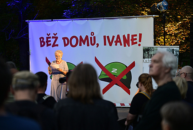 Zkamení i 21. srpen? Nápis „Běž domů, Ivane“ si můžeme přečíst jako vládní sebekritiku