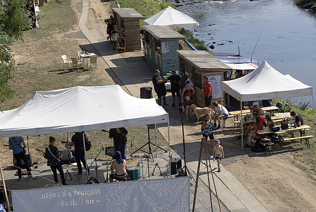 Festival Náplavka k svtu na behu eky Úslavy nedaleko divadla Alfa. Letos...