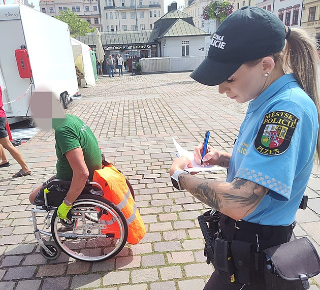 Vozíčkář jel po rušné silnici v protisměru, na auta ukazoval prostředníček