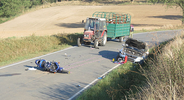 Motorkář se v protisměru srazil s autem, které předjíždělo traktor