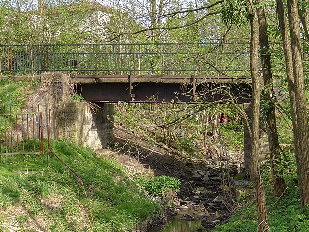 P�vodn� ocelov� most v L�ze�sk�m parku p�es ���ku Mlejnku je u� dnes histori�....