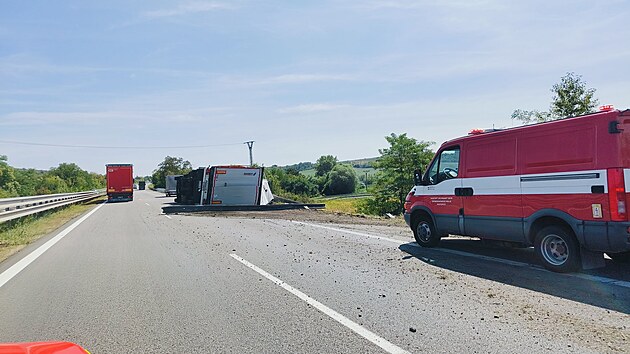 Nehoda nákladního automobilu s návsem uzavela dálnici D2 ve smru na Beclav....