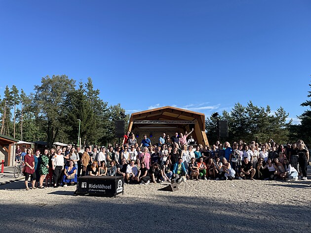 �e�i jsou velmi �ikovn� a vzd�lan� n�rod a my se toho sna��me vyu��vat