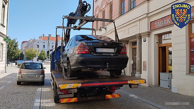 První auto, kteí znojemtí stráníci zabavili kvli neplacení pokut, byl na...