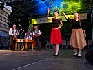 Skupina Hands Dance s cimblovou muzikou Sylvn na festivalu dechovch...