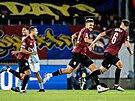 Vysmátý sparanský fotbalista Matj Ryne bí oslavit dleitou druhou branku...