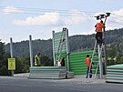 Na instalaci protihlukovch stn podl silnice I/68 u Most u Jablunkova se...