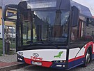 Pejska vykzan z autobusu pi vstupu kopl do dve a zniil sklennou vpl.