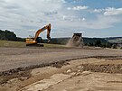 Na pestavb kiovatky U Voku pracoval 5. srpna bagr na tvorb stedovho...