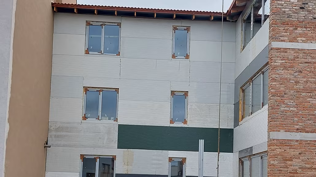 Zaklopená zadní stna vytvoená ze sendviových panel piblin kopíruje...