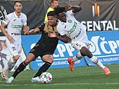 David Moses (vpravo) z Karviné a Paixao da Silva Ewerton z Ostravy