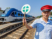 Motorový vlak RegioFox na nádra�í v Trutnov�