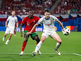 Robin Hraná (vpravo) v akci bhem utkání eské reprezentace proti Portugalsku...