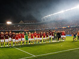Spar�an�tí fotbalisté oslavují s fanou�ky postup do Ligy mistr�.