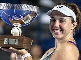 Linda Nosková se svou první trofejí z turnaje WTA.