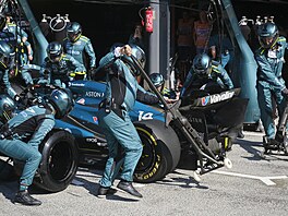 Fernando Alonso v pit stopu.