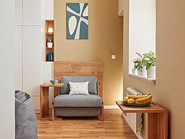 K�eslo je rozkládací, aby umo�nilo p�espání hosta. D�le�itým kusem nábytku jsou...