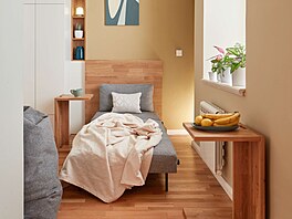 K�eslo je rozkládací, aby umo�nilo p�espání hosta. D�le�itým kusem nábytku jsou...