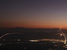 Izraelský systém protivzduné obrany Iron Dome zachycuje stely vypálené z...