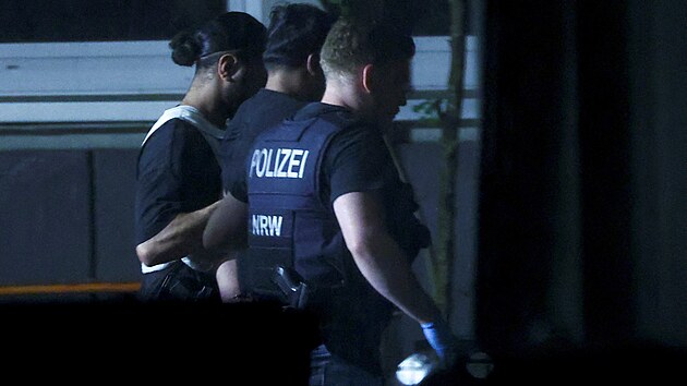Policie na místě činu v německém Solingenu, kde při oslavách výročí založení města zabil v davu Syřan nožem tři lidi a další zranil. (24. srpna 2024)