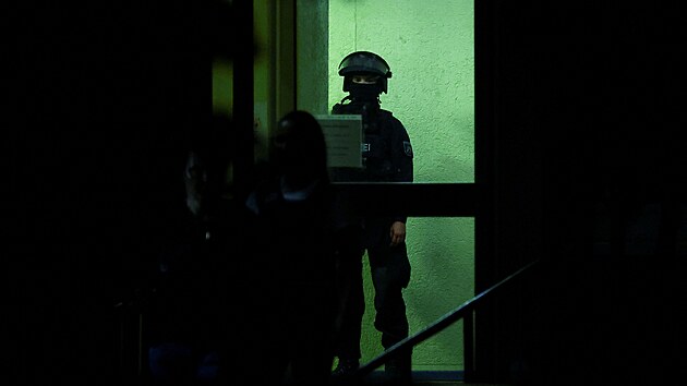 Policie na místě činu v německém Solingenu, kde při oslavách výročí založení města zabil v davu Syřan nožem tři lidi a další zranil. (24. srpna 2024)