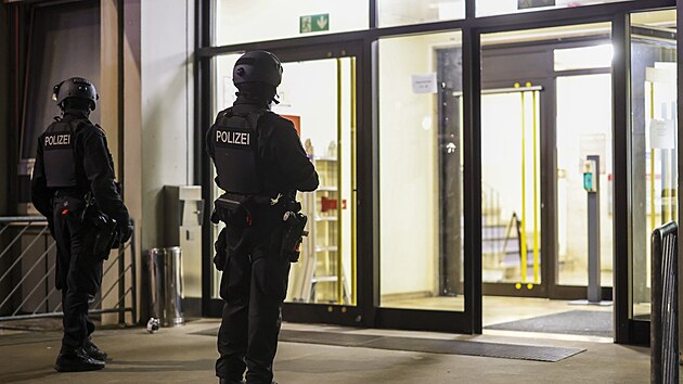 Policie na místě činu v německém Solingenu, kde při oslavách výročí založení města zabil v davu Syřan nožem tři lidi a další zranil. (24. srpna 2024)