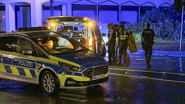 Policie na místě činu v německém Solingenu, kde při oslavách výročí založení města zabil v davu Syřan nožem tři lidi a další zranil. (24. srpna 2024)