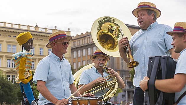 V rmci 20. ronku rodinnho festivalu Na prknech, dlab i trv v Brn vystupuj poulin divadla, cirkus a konaj se koncerty. Akce trv tyi dny.