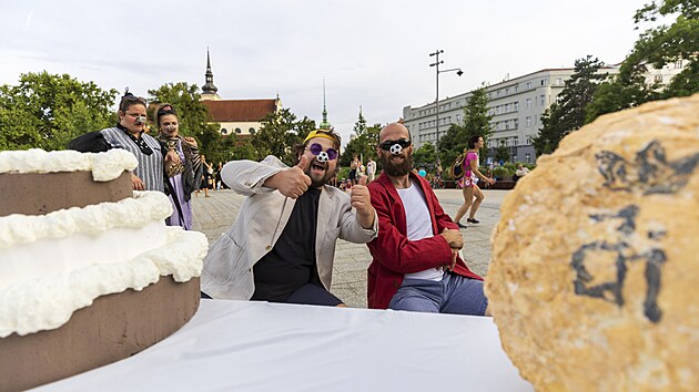 V rmci 20. ronku rodinnho festivalu Na prknech, dlab i trv v Brn vystupuj poulin divadla, cirkus a konaj se koncerty. Akce trv tyi dny.