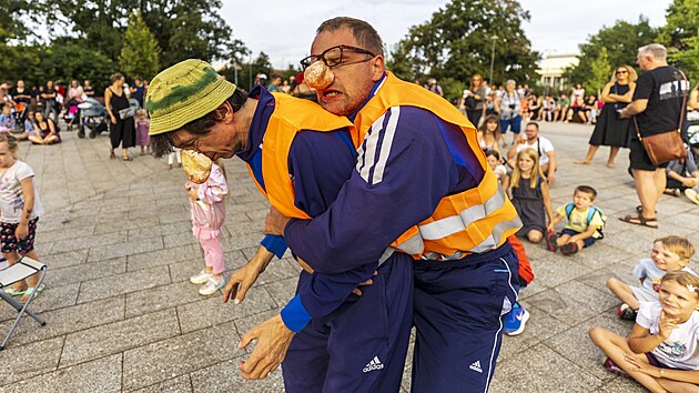 V rmci 20. ronku rodinnho festivalu Na prknech, dlab i trv v Brn vystupuj poulin divadla, cirkus a konaj se koncerty. Akce trv tyi dny.