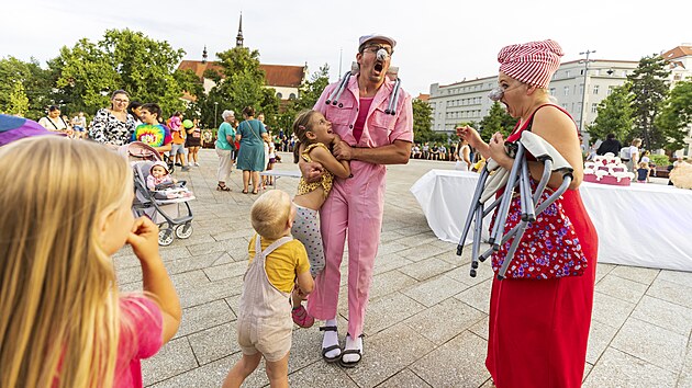 V rmci 20. ronku rodinnho festivalu Na prknech, dlab i trv v Brn vystupuj poulin divadla, cirkus a konaj se koncerty. Akce trv tyi dny.