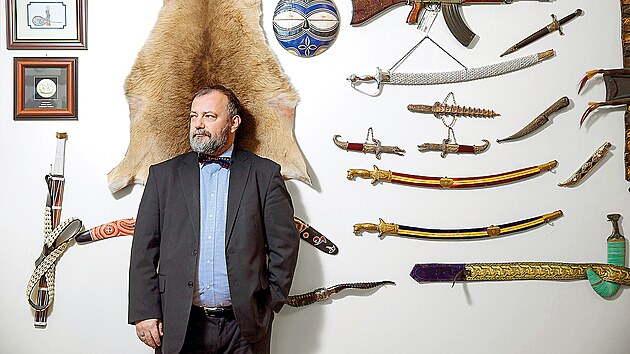 Hynek Kmon��ek je v�niv� sb�ratel. T�eba hudebn�ch n�stroj� nebo p�liv�ch om��ek. Na sn�mku je se svoj� sb�rkou zbran�, tedy jen s jej� ��st�.