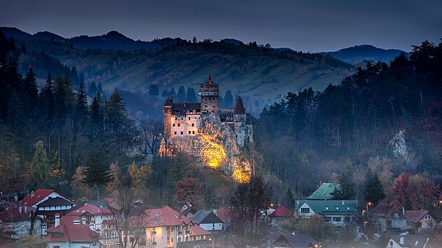 Hrad Bran je kr�sn� st�edov�k� hrad, kter� milovala kr�lovna, upravil ho �esk� architekt a proslavila ho hororov� pov�da�ka.