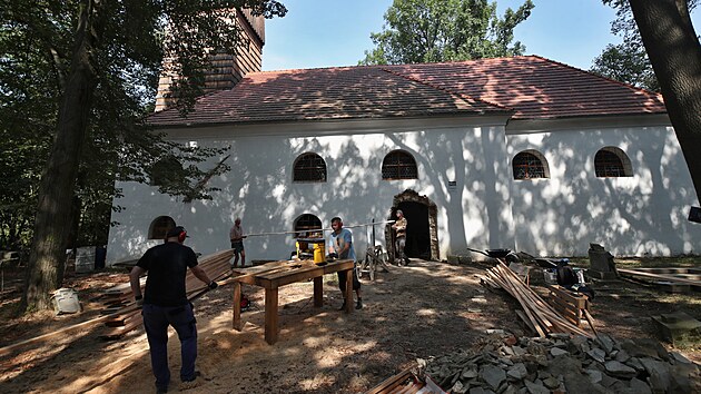 Kostel sv. Ji Muednka v zanikl obci Pelhimovy ve Slezskch Rudolticch na Bruntlsku u nkolik let opravuj dobrovolnci pod vedenm Ivo Dokoupila.