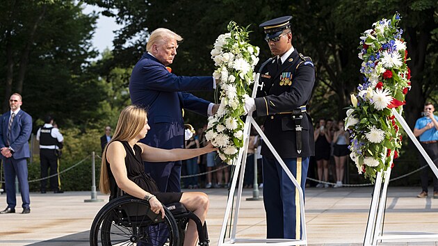 Donald Trump pi nvtv Arlingtonskho nrodnho hbitova (26. srpna 2024)