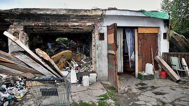 tvr Pedlice v st nad Labem. V jedn z gar urench k demolici objevili ednci sedmnctiletou dvku. (19. srpna 2024)