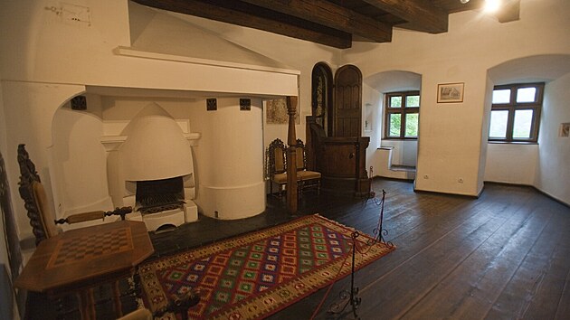 Hrad Bran. Jsou tu �zk� schodi�t� a nevelk� m�stnosti s obrazy i p�vodn�m n�bytkem kr�lovsk� rodiny. Snad nejkr�sn�j�� je vy�ez�van� kr�lovsk� postel a obnoven� malovan� tr�mov� stropy.