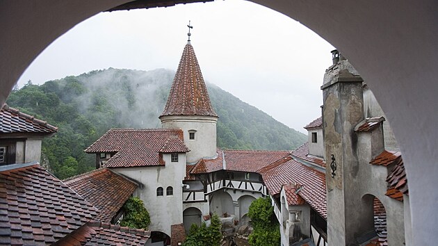 P�vodn� str�n� hrad Bran postavili Sasov� z Bra�ova ve 14. stolet� u obchodn�...