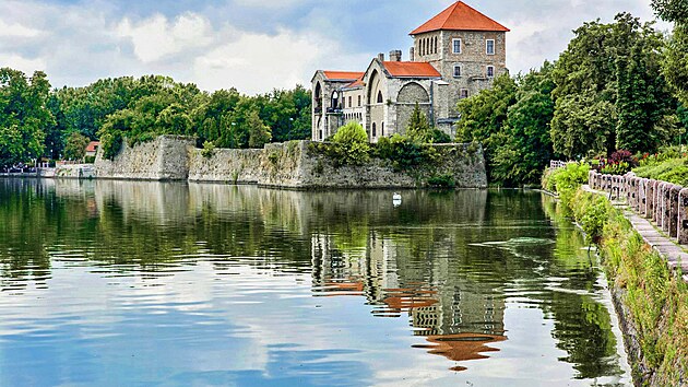 Vodní hrad na místech star�í tvrze vystav�l Zikmund Lucemburský.