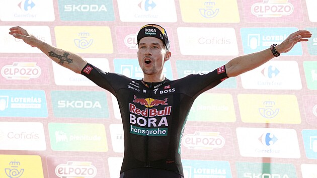 Slovinský cyklista Primo� Rogli� z Bory na pódiu slaví vít�zství v osmé etap�...
