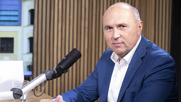 Host� po�adu Rozst�el Martin �erv��ek, ODS, KDU-�SL, V�chodo�e�i a Petr Koleta, ANO (na sn�mku).